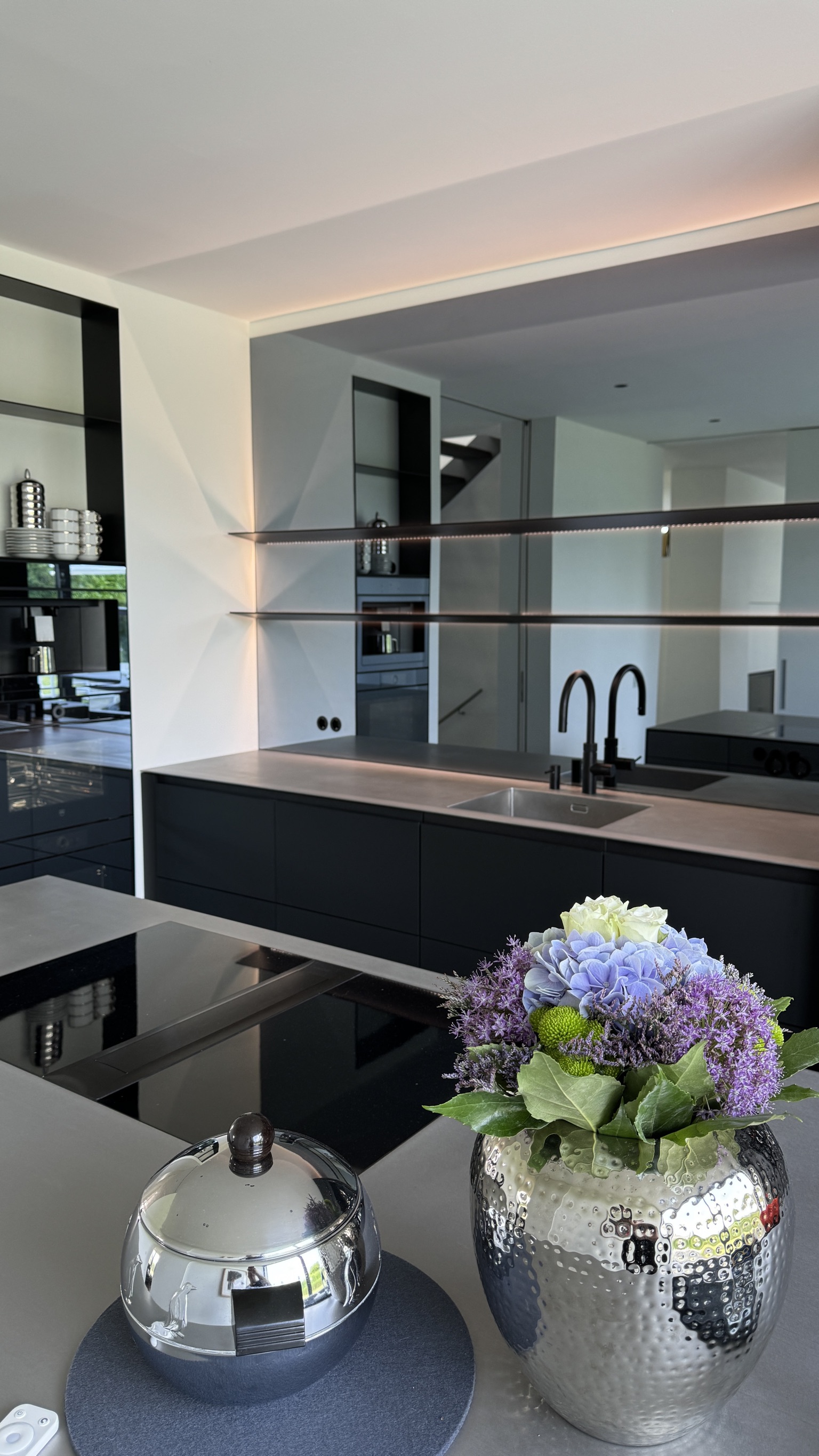 Maßgefertigte Spiegelrückwand in einer modernen Küche von El Sawaf Glasdesign